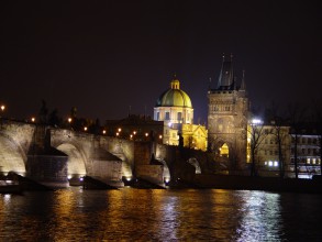 Prague_Charles_Bridge_at_night